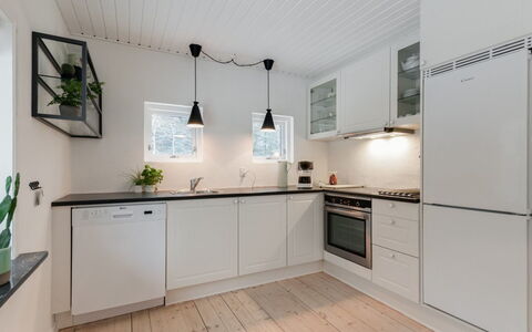 Rigitte - 1.5Km from the Sea: Keuken, Flooring, Interieur Ontwerp, Countertop, Hout, Toestel Van De Keuken, Plafond, Lichte Inrichting, Verdieping, Major Appliance