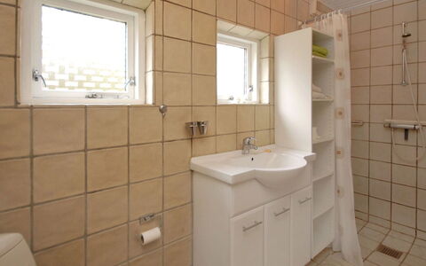 Rigitte - 1.5Km from the Sea: Wastafel In De Badkamer, Badkamer, Loodgieterswerkinrichting, Flooring, Muur, Wastafel, Verdieping, Interieur Ontwerp, Kraan, Loodgieter