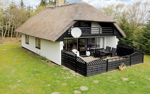 Rigitte - 1.5Km from the Sea: Dak, Thatching, Verblijf, Huis, Huis, Trap, Veranda, Hut, Schaduw