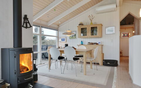 Lennja - 300M from the Sea: Meubilair, Interieur Ontwerp, Plafond, Flooring, Kamer, Lichte Inrichting, Woonkamer, Stoel, Hardwood, Cabinetry