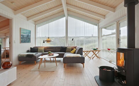 Lennja - 300M from the Sea: Interieur Ontwerp, Hout, Plafond, Flooring, Meubilair, Verdieping, Woonkamer, Bankstel, Huis, Kamer