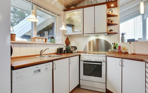Lennja - 300M from the Sea: Keuken, Countertop, Toestel Van De Keuken, Interieur Ontwerp, Flooring, Hout, Cabinetry, Plafond, Major Appliance, Lichte Inrichting