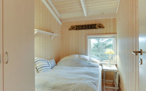 Lennja - 300M from the Sea: Slaapkamer, Bed, Muur, Interieur Ontwerp, Hout, Flooring, Verdieping, Plafond, Laken, Bedding