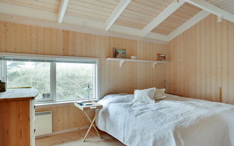 Lennja - 300M from the Sea: Hout, Slaapkamer, Plafond, Interieur Ontwerp, Flooring, Verdieping, Bed, Kamer, Laken, Bedding