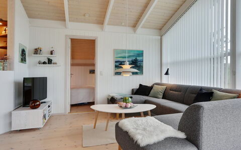 Lennja - 300M from the Sea: Interieur Ontwerp, Flooring, Bankstel, Meubilair, Hout, Verdieping, Plafond, Woonkamer, Kamer, Huis