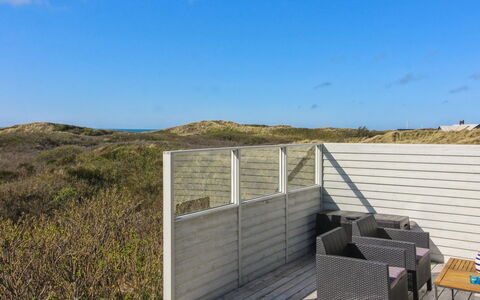 Emiline - 250M from the Sea: Hout, Huis, Veranda, Dek, Hardwood, Dak, Beits, Houten Vloer, Eco Hotel