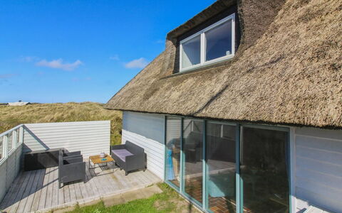 Emiline - 250M from the Sea: Hout, Huis, Veranda, Dek, Hardwood, Dak, Beits, Houten Vloer, Eco Hotel