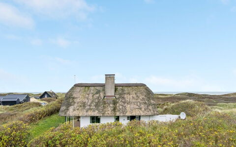 Emiline - 250M from the Sea: Hout, Huis, Veranda, Dek, Hardwood, Dak, Beits, Houten Vloer, Eco Hotel
