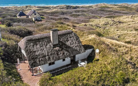 Emiline - 250M from the Sea: Hout, Huis, Veranda, Dek, Hardwood, Dak, Beits, Houten Vloer, Eco Hotel