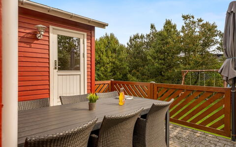 Yanne - 400M from the Sea: Dak, Huis, Huis, Verblijf, Deur, Siding, Dek, Veranda, Plank, Hardwood