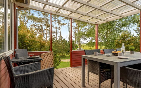 Yanne - 400M from the Sea: Dak, Huis, Huis, Verblijf, Deur, Siding, Dek, Veranda, Plank, Hardwood