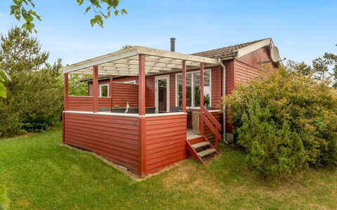 Yanne - 400M from the Sea: Dak, Huis, Huis, Verblijf, Deur, Siding, Dek, Veranda, Plank, Hardwood