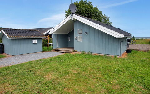 Hane - 150M from the Sea: Dak, Huis, Verblijf, Huis, Siding, Schuur, Werf, Garden Gebouwen, Gazon, Backyard