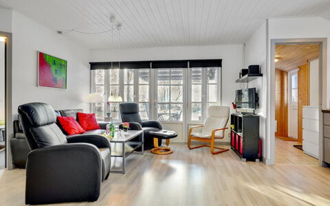 Agneta - 750M from the Sea: Hout, Huis, Veranda, Dek, Hardwood, Dak, Beits, Houten Vloer, Eco Hotel