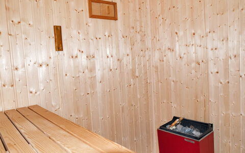 Agneta - 750M from the Sea: Hout, Huis, Veranda, Dek, Hardwood, Dak, Beits, Houten Vloer, Eco Hotel