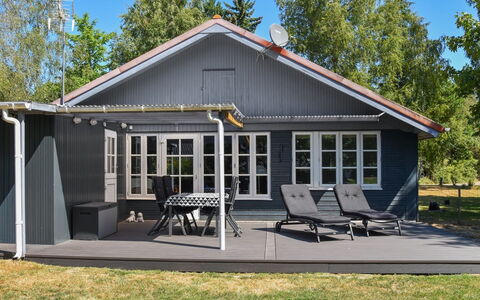 Agneta - 750M from the Sea: Hout, Huis, Veranda, Dek, Hardwood, Dak, Beits, Houten Vloer, Eco Hotel