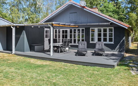 Agneta - 750M from the Sea: Hout, Huis, Veranda, Dek, Hardwood, Dak, Beits, Houten Vloer, Eco Hotel