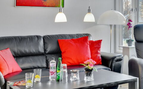Agneta - 750M from the Sea: Hout, Huis, Veranda, Dek, Hardwood, Dak, Beits, Houten Vloer, Eco Hotel