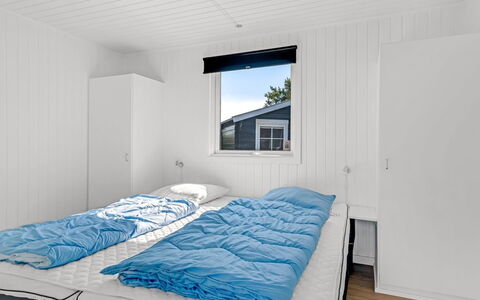 Edel - 650M from the Sea: Slaapkamer, Siding, Plank, Bedding, Daylighting, Bed, Freezing