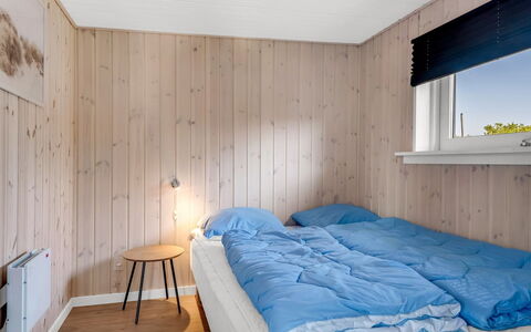 Edel - 650M from the Sea: Slaapkamer, Bed, Flooring, Verdieping, Hout, Interieur Ontwerp, Laken, Plafond, Bedding, Kamer