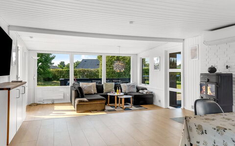 Edel - 650M from the Sea: Flooring, Verdieping, Houten Vloer, Interieur Ontwerp, Meubilair, Hout, Plafond, Bankstel, Laminaatvloer, Woonkamer