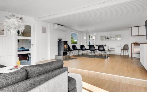 Edel - 650M from the Sea: Flooring, Interieur Ontwerp, Verdieping, Bankstel, Plafond, Hout, Woonkamer, Meubilair, Houten Vloer, Huis