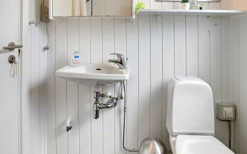 Edel - 650M from the Sea: Loodgieterswerkinrichting, Muur, Badkamer, Wastafel In De Badkamer, Wastafel, Interieur Ontwerp, Flooring, Kraan, Verdieping, Loodgieter