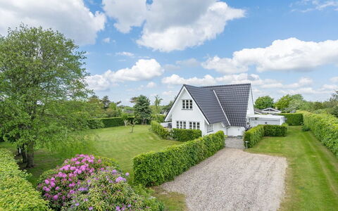 Tamer - 500M to the Fjord: Huis, Woongebied, Huis, Dak, Struik, Verblijf, Wolk, Tuin, Landgoed, Gazon