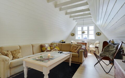 Tamer - 500M to the Fjord: Interieur Ontwerp, Flooring, Hout, Plafond, Verdieping, Meubilair, Houten Vloer, Verlichting, Zolder, Woonkamer