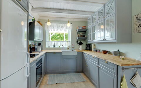 Tamer - 500M to the Fjord: Keuken, Countertop, Toestel Van De Keuken, Interieur Ontwerp, Cabinetry, Flooring, Hout, Meubilair, Major Appliance, Plafond