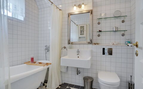 Tamer - 500M to the Fjord: Loodgieterswerkinrichting, Badkamer, Loodgieter, Wastafel, Kraan, Wastafel In De Badkamer, Tegel, Appartement, Toilet, Wc Bril