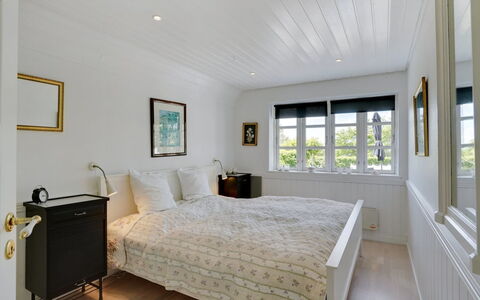 Tamer - 500M to the Fjord: Bed, Interieur Ontwerp, Slaapkamer, Flooring, Plafond, Hout, Meubilair, Verdieping, Bedding, Laken
