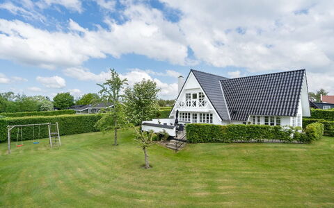 Tamer - 500M to the Fjord: Gras, Huis, Dak, Woongebied, Huis, Struik, Tuin, Land Lot, Landgoed