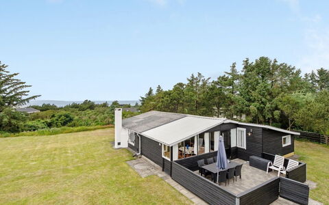 Githa - 100M to the Fjord: Blauw, Struik, Verblijf, Groundcover, Tuin, Landgoed, Schaduw, Landscaping, Boerderij, Eco Hotel