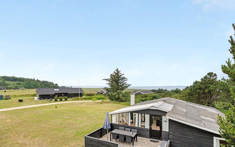 Githa - 100M to the Fjord: Blauw, Struik, Verblijf, Groundcover, Tuin, Landgoed, Schaduw, Landscaping, Boerderij, Eco Hotel