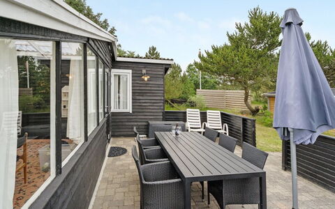 Githa - 100M to the Fjord: Blauw, Struik, Verblijf, Groundcover, Tuin, Landgoed, Schaduw, Landscaping, Boerderij, Eco Hotel