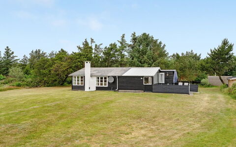 Githa - 100M to the Fjord: Blauw, Struik, Verblijf, Groundcover, Tuin, Landgoed, Schaduw, Landscaping, Boerderij, Eco Hotel