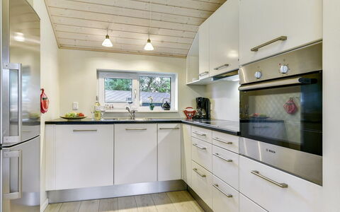Anethe - 100M to the Fjord: Keuken, Hout, Plafond, Countertop, Interieur Ontwerp, Flooring, Major Appliance, Toestel Van De Keuken, Cabinetry, Verlichting