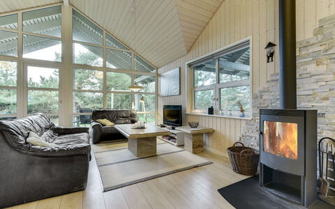 Anethe - 100M to the Fjord: Flooring, Hout, Plafond, Interieur Ontwerp, Verdieping, Bankstel, Woonkamer, Kamer, Meubilair, Houten Vloer