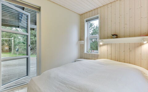 Anethe - 100M to the Fjord: Hout, Flooring, Plafond, Verdieping, Interieur Ontwerp, Huis, Slaapkamer, Houten Vloer, Kamer, Bed