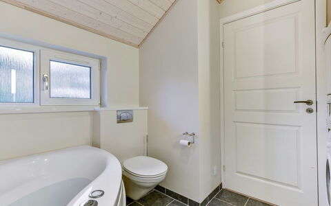 Anethe - 100M to the Fjord: Loodgieterswerkinrichting, Flooring, Hout, Badkamer, Interieur Ontwerp, Verdieping, Plafond, Loodgieter, Kraan, Huis