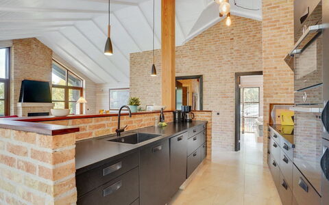 Andri - 600M to the Fjord: Keuken, Interieur Ontwerp, Meubilair, Flooring, Countertop, Hout, Plafond, Cabinetry, Lichte Inrichting, Verdieping