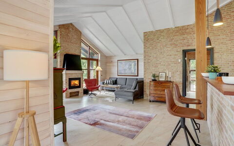 Andri - 600M to the Fjord: Meubilair, Interieur Ontwerp, Flooring, Muur, Bankstel, Hout, Verdieping, Woonkamer, Plafond, Stoel
