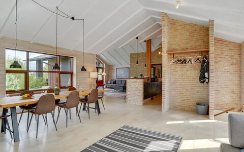 Andri - 600M to the Fjord: Interieur Ontwerp, Flooring, Hout, Meubilair, Plafond, Verdieping, Bankstel, Lichte Inrichting, Woonkamer, Stoel
