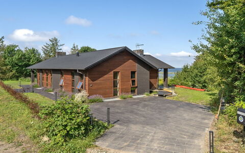 Andri - 600M to the Fjord: Hout, Dak, Architectuur, Huis, Huis, Verblijf, Siding, Hardwood, Helling, Landgoed