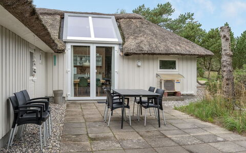 Waldar - 900M from the Sea: Blauw, Struik, Verblijf, Groundcover, Tuin, Landgoed, Schaduw, Landscaping, Boerderij, Eco Hotel