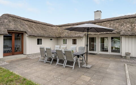 Waldar - 900M from the Sea: Blauw, Struik, Verblijf, Groundcover, Tuin, Landgoed, Schaduw, Landscaping, Boerderij, Eco Hotel