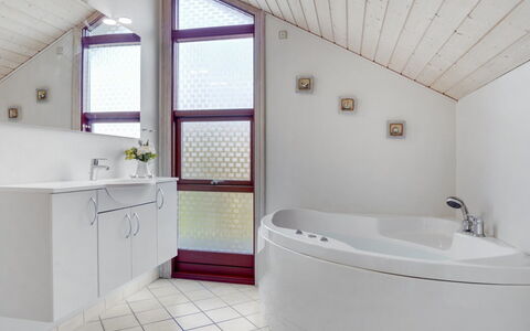 Thurir - 4Km from the Sea: Flooring, Verdieping, Plafond, Interieur Ontwerp, Countertop, Keuken, Cabinetry, Kamer, Major Appliance, Lichte Inrichting