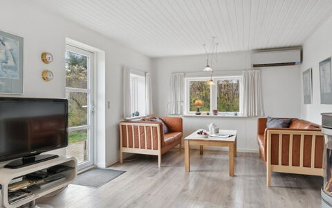 Justine - 600M from the Sea: Blauw, Struik, Verblijf, Groundcover, Tuin, Landgoed, Schaduw, Landscaping, Boerderij, Eco Hotel