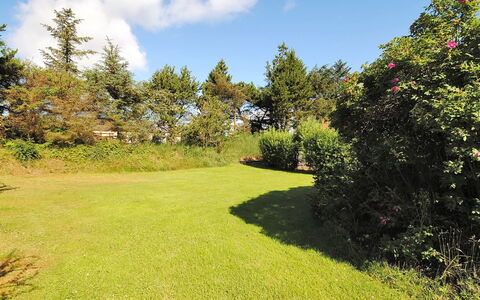 Justine - 600M from the Sea: Blauw, Struik, Verblijf, Groundcover, Tuin, Landgoed, Schaduw, Landscaping, Boerderij, Eco Hotel
